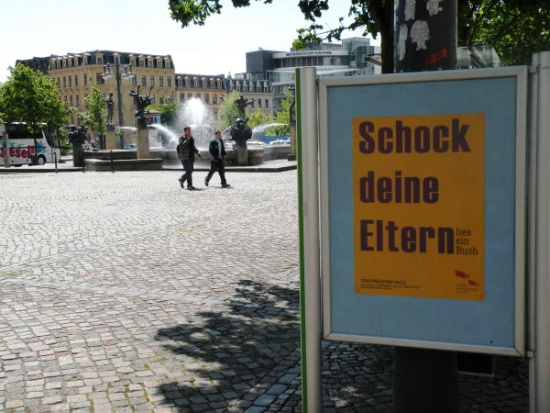 Mit dem Göbelbrunnen im Hintergrund - unser Plakat auf dem Hallmarkt.